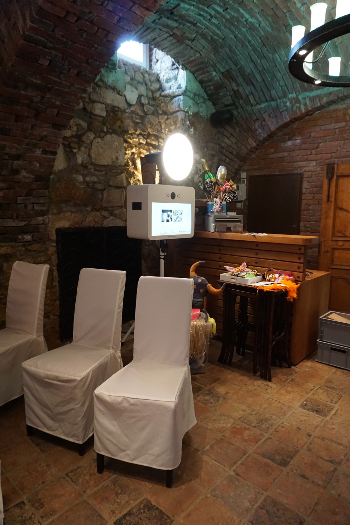 Hochzeitsfotograf: Auch wenn wenig Platz zur Verfügung steht, findet eine Kimodo Fotobox ihren perfekten Platz. Hochzeit in Leibnitz 2019 - Kimodo Fotobox - Die unterhaltsamste Art ins Bild zu kommen. Besser als jedes Selfie ...