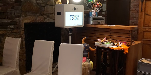 Hochzeitsfotos - Attnang-Puchheim - Auch wenn wenig Platz zur Verfügung steht, findet eine Kimodo Fotobox ihren perfekten Platz. Hochzeit in Leibnitz 2019 - Kimodo Fotobox - Die unterhaltsamste Art ins Bild zu kommen. Besser als jedes Selfie ...