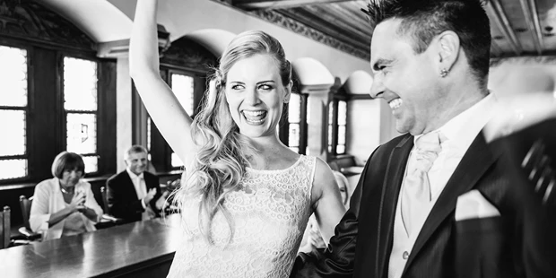 Hochzeitsfotos - Art des Shootings: Hochzeits Shooting - Appenzell - Brautpaar während der Trauung - Stefan Kuhn Hochzeitsfotografie