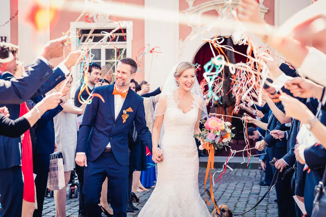Hochzeitsfotograf: Brautpaar während dem Auszug - Stefan Kuhn Hochzeitsfotografie