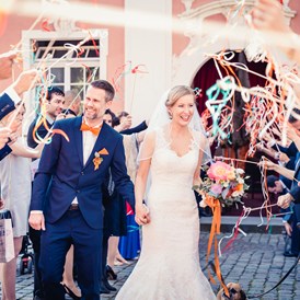 Hochzeitsfotograf: Brautpaar während dem Auszug - Stefan Kuhn Hochzeitsfotografie