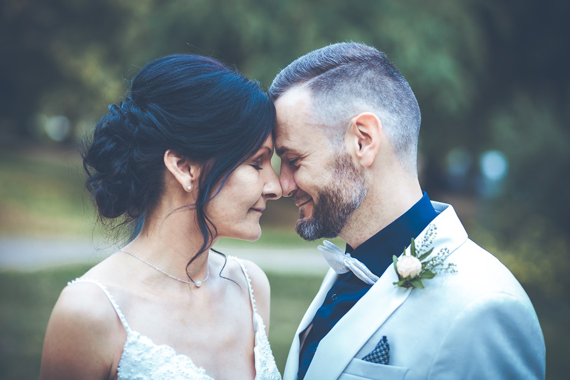Hochzeitsfotograf: Verliebtes Brautpaar beim Hochzeitsshooting mit LM-Fotodesign - LM-Fotodesign