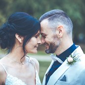 Hochzeitsfotograf - Verliebtes Brautpaar beim Hochzeitsshooting mit LM-Fotodesign - LM-Fotodesign