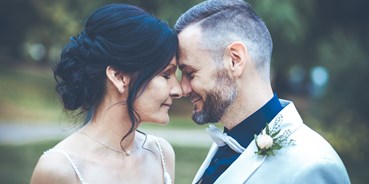 Hochzeitsfotos - Copyright und Rechte: keine Vervielfältigung erlaubt - Verliebtes Brautpaar beim Hochzeitsshooting mit LM-Fotodesign - LM-Fotodesign