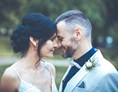 Hochzeitsfotograf: Verliebtes Brautpaar beim Hochzeitsshooting mit LM-Fotodesign - LM-Fotodesign
