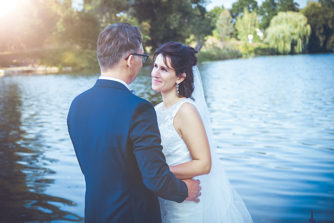 Hochzeitsfotograf: Brautpaar am See - LM-Fotodesign