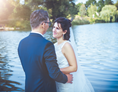 Hochzeitsfotograf: Brautpaar am See - LM-Fotodesign