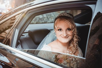 Hochzeitsfotograf: Braut im Brautauto - LM-Fotodesign