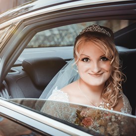 Hochzeitsfotograf: Braut im Brautauto - LM-Fotodesign