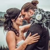 Hochzeitsfotograf - Romantisches Vintage Brautpaarshooting am See - LM-Fotodesign