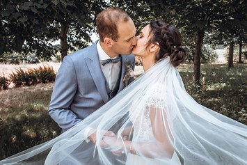 Hochzeitsfotograf: Braut mit langem Schleier - LM-Fotodesign
