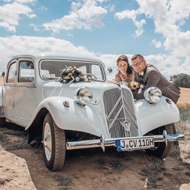 Hochzeitsfotograf: Oldtimer Auto bei Hochzeit mit Fotoshooting - LM-Fotodesign