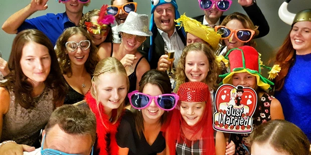 Hochzeitsfotos - Fotostudio - Wels (Wels) - genug Platz für Alle - fotoBOOX der Fotobox Profi