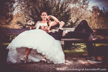 Hochzeitsfotograf: Entspannter Pascha auf der Parkbank - Marco