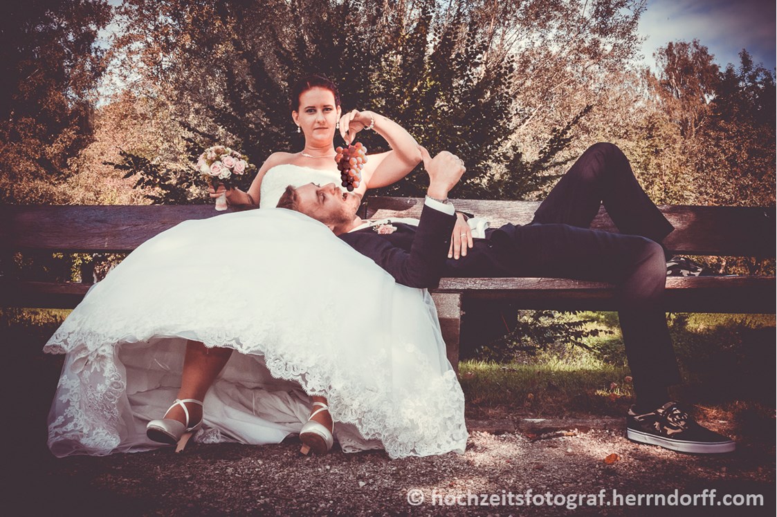 Hochzeitsfotograf: Entspannter Pascha auf der Parkbank - Marco