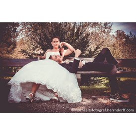 Hochzeitsfotograf: Entspannter Pascha auf der Parkbank - Marco Herrndorff