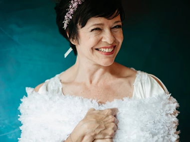 Hochzeitsfotograf: Total glückliche Braut nach dem Getting Ready. - Tom Schuller