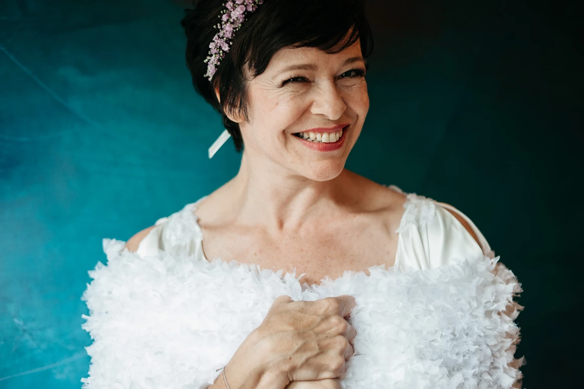 Hochzeitsfotograf: Total glückliche Braut nach dem Getting Ready. - Tom Schuller