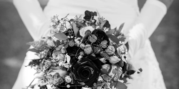 Hochzeitsfotos - Fotostudio - Bern-Stadt - Braut mit Strauss - hochzeits-fotografen.ch