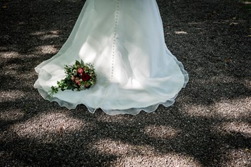 Hochzeitsfotograf: Brautkleid mit Strauss - hochzeits-fotografen.ch