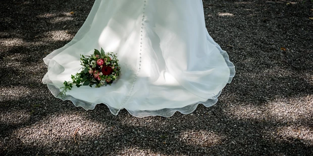 Hochzeitsfotos - Fotostudio - Bern-Stadt - Brautkleid mit Strauss - hochzeits-fotografen.ch