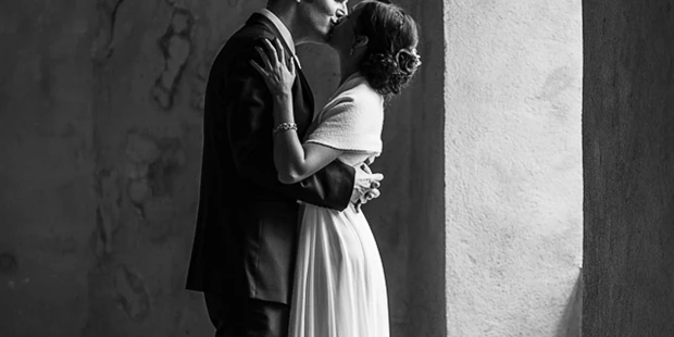 Hochzeitsfotos - Attnang-Puchheim - Hochzeitspaar, Fotomöglichkeit oder Agape im Zwinger im Schloss Hagenberg (www.schlossrestaurant-hagenberg.at) - Flora Fellner Fotografie