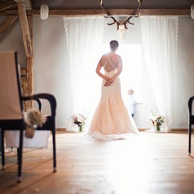 Hochzeitsfotograf: Gedankenversunkene Braut nach der freien Trauung. ©quirin photography - quirin photography