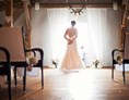 Hochzeitsfotograf: Gedankenversunkene Braut nach der freien Trauung. ©quirin photography - quirin photography