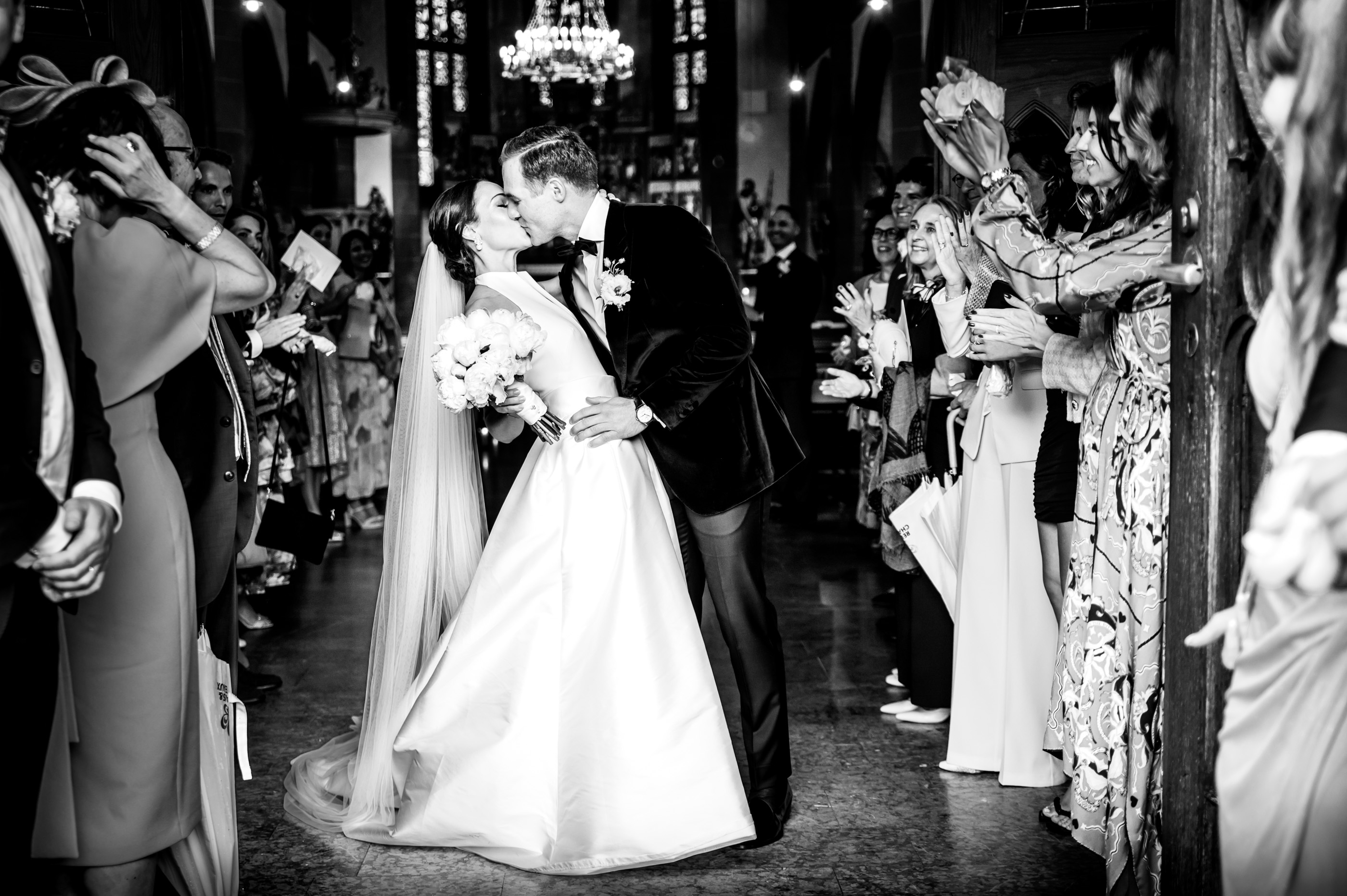 Hochzeitsfotos - zweite Kamera - Hessen Nord - Brautpaar beim Auszug aus dem Rheingauer Dom in Geisenheim - Tobias Schnurr Hochzeitsfotograf