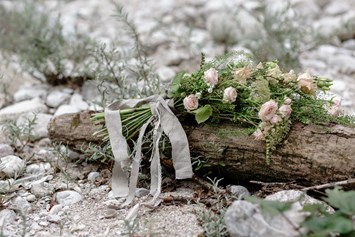 Hochzeitsfotograf: Brautstrauß mit hübschen, grauen Leinen-Bändern - Julia C. Hoffer