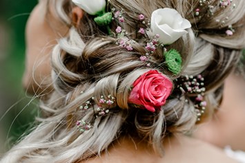 Hochzeitsfotograf: Detail des hübschen Blumenhaarschmucks der Braut - Julia C. Hoffer