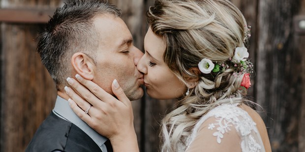 Hochzeitsfotos - Berufsfotograf - Region Hausruck - Brautpaar-Portraits im Garten - Julia C. Hoffer