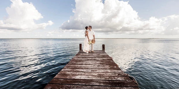 Hochzeitsfotos - Art des Shootings: Trash your Dress - Maria-Lanzendorf - Bacalar, Yucatan, Mexico - Nikola Milatovic Photography