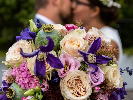 Hochzeitsfotograf: Guten Tag liebes angehendes Brautpaar, 
mein Name ist Leander Xynogalas. 
In meiner Hochzeitsfotografie lege ich besonderen Wert auf den künstlerischen Aspekt der Fotos sowie auf der andern Seite auch auf die Natürlichkeit, welche der besondere Moment hergibt. Zwei Gegensätze die sich nicht ausschließen. 
Ebenso wichtig ist die zwischenmenschliche Ebene mit dem Brautpaar und allen Gästen, gerade diese bildet das Fundament unvergesslicher Fotos. 
Ich freue mich von Ihnen zu hören.  - Leander Xynogalas
