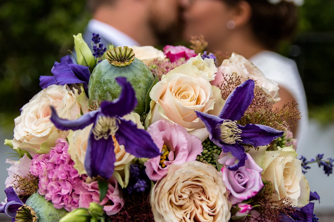 Hochzeitsfotograf: Guten Tag liebes angehendes Brautpaar, 
mein Name ist Leander Xynogalas. 
In meiner Hochzeitsfotografie lege ich besonderen Wert auf den künstlerischen Aspekt der Fotos sowie auf der andern Seite auch auf die Natürlichkeit, welche der besondere Moment hergibt. Zwei Gegensätze die sich nicht ausschließen. 
Ebenso wichtig ist die zwischenmenschliche Ebene mit dem Brautpaar und allen Gästen, gerade diese bildet das Fundament unvergesslicher Fotos. 
Ich freue mich von Ihnen zu hören.  - Leander Xynogalas