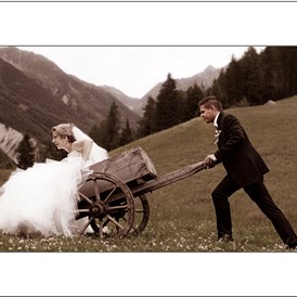 Hochzeitsfotograf: Nun geht´s zum Altar - Viktoria Gstrein | Black Tea Fotografie