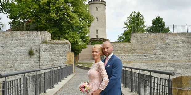 Hochzeitsfotos - Fotobox mit Zubehör - Wietze - Paarshooting in Bielefeld co Bork - diehochzeitsfotografin.de