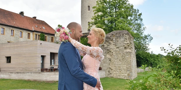 Hochzeitsfotos - Fotobox mit Zubehör - Wietze - Paarshooting in Bielefeld co Bork - diehochzeitsfotografin.de