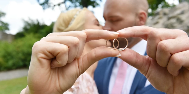 Hochzeitsfotos - Fotobox mit Zubehör - Wietze - Paarshooting in Bielefeld co Bork - diehochzeitsfotografin.de