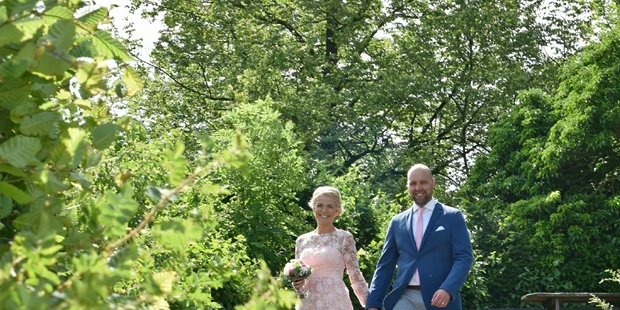 Hochzeitsfotos - Fotobox mit Zubehör - Wietze - Paarshooting in Bielefeld co Bork - diehochzeitsfotografin.de