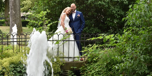 Hochzeitsfotos - Fotobox mit Zubehör - Wietze - Paarshooting in Bielefeld co Bork - diehochzeitsfotografin.de
