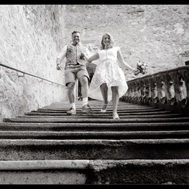 Hochzeitsfotograf: Glückliches Paar nach der Standesamtlichen Trauung - Enigmophotography
