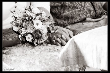 Hochzeitsfotograf: Innige warten mit Brautstrauss - Enigmophotography