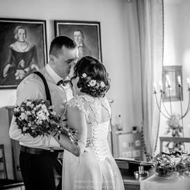 Hochzeitsfotograf:  Eine standesamtliche Hochzeit in Dingolfing, die sehr emotional und einfach nur wunderschön war! HOCHZEIT & STANDESAMTLICHE TRAUUNG IN HERZOGSBURG DINGOLFING ►https://www.hochzeitsfotos-video.de/hochzeit-herzogsburg-dingolfing/HOCHZEIT HERZOGSBURG DINGOLFING VON LILIA & SERGEJ 🥰 Wie gefällt euch das zweites Foto? Da sieht man wie berürhrt, der Brätigam war. Das finde ich sehr toll und du? Ganz besonders habe ich mich darüber gefreut, dass ich für die beiden die Hochzeitsfotos und das Fotobuch erstellen durfte! Vielen Dank. #studioalex78 #alexanderdechant #hochzeitsfotograf #hochzeitsfotografdingolfing #dingolfing #hochzeitsfotografiedingolfing #hochzeitsfotografbayern #braut2019 #braut2020 #brautpaar #brautstrauß #heiraten2020 #heiraten2019 #wedding #hochzeit #hochzeit2020 #hochzeit2020👰🤵 #hochzeit2020weddingphotographer #hochzeit2020planen #hochzeitsfotografie #hochzeitsfotografen #hochzeitsfotografamberg #hochzeitsfotografnürnberg #hochzeitsfotografregensburg #standesamt #standesamtkleid #standesamtlichetrauung #standesamtdeko #fotografamberg #fotografinamberg - Hochzeitsfotograf Amberg & Umgebung. Hochzeitsreportagen & Hochzeitsalben