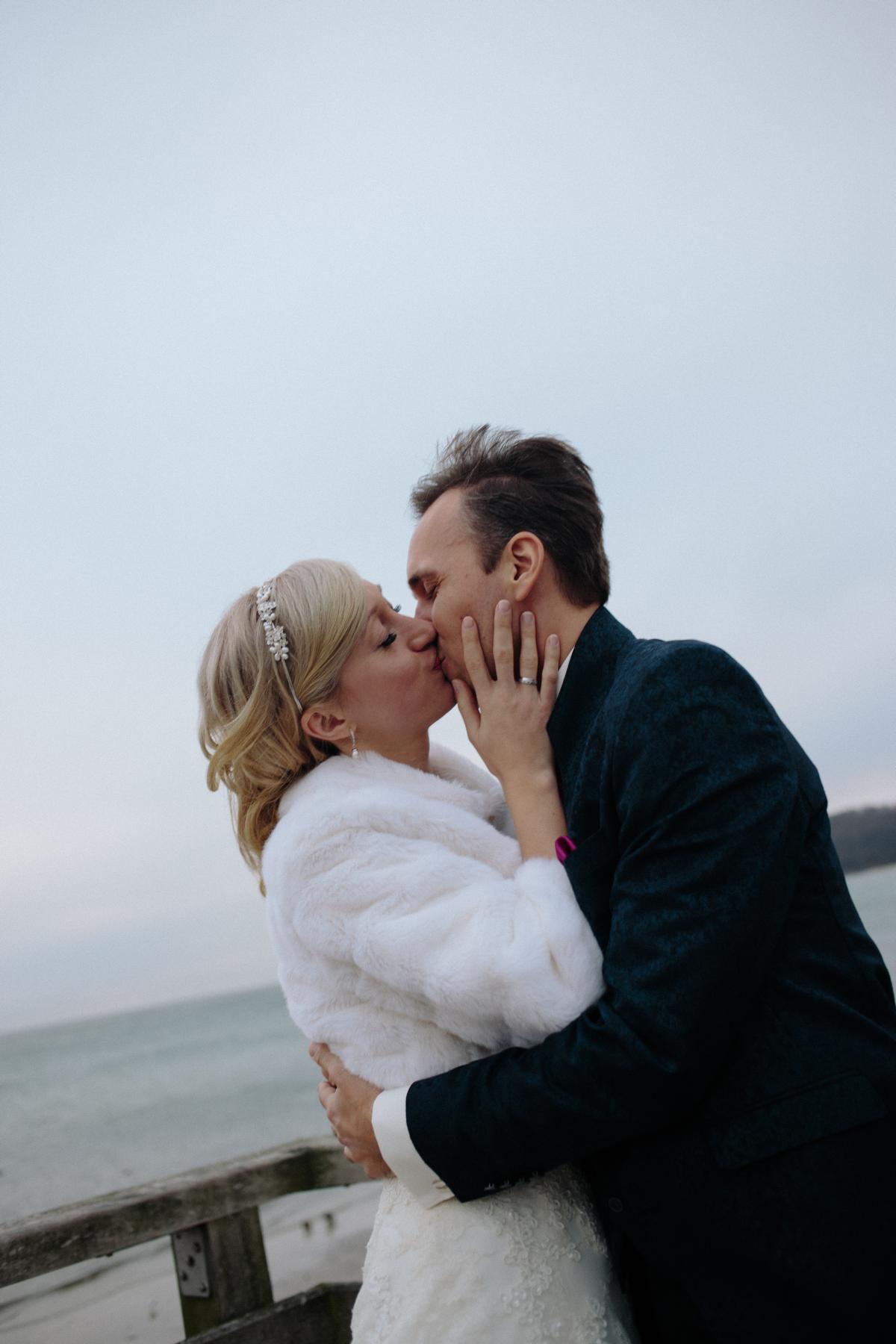 Hochzeitsfotos - Berufsfotograf - Velten - Brautpaar auf der Seebrücke Binz (Rügen) - Dennis Hayungs