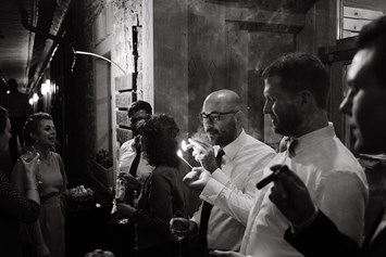 Hochzeitsfotograf: ...der Bräutigam und die Zigarre mit den Kumpels - Herr und Frau Beichert Hochzeits-Fotografen