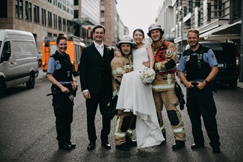 Hochzeitsfotograf: Durch Zufall waren die Einsatzkräfte bei dem Shooting dabei und es entsannt ein wundervolles und einzigartiges Hochzeitsfoto. - Fotograf David Kohlruss