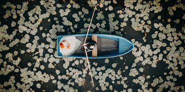 Hochzeitsfotos - zweite Kamera - Paarshooting auf einem Boot mitten in einem Seerosenfeld. Das Aftershooting mit dem Brautpaar wurde mit einer Drohne aus der Luft aufgenommen. - Fotograf David Kohlruss