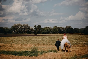 Hochzeitsfotograf: Die Überraschung für die Braut war ein geschmücktes Pferd zum Fotoshooting. Der Bräutigam hatte diese ausgefallende Idee.  - Fotograf David Kohlruss