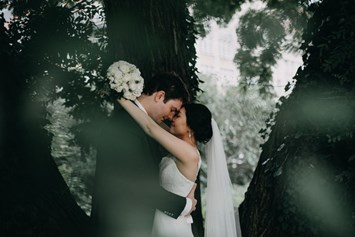 Hochzeitsfotograf: Hochzeitsfotos mit Fotoshooting am Gendarmenmarkt Berlin. Die Braut un der Bräutigam unter einem Baum. - Fotograf David Kohlruss